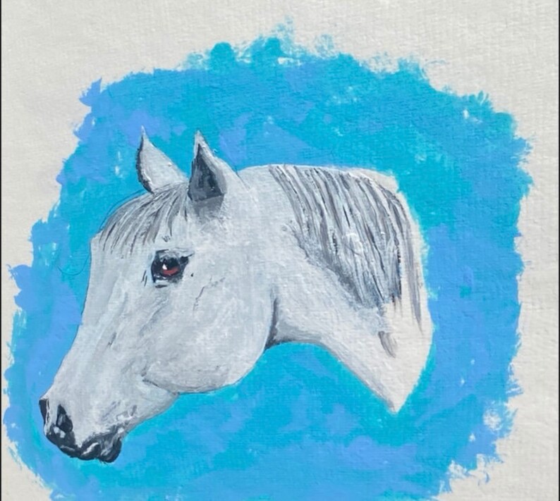 Puede incluir: Una pintura de la cabeza y el cuello de un caballo blanco sobre un fondo azul. El caballo tiene un ojo oscuro y una crin gris claro.