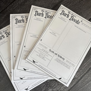 K&ouml;nnte beinhalten: Ein Stapel wei&szlig;er Papierb&ouml;gen mit schwarzem Text und Illustrationen. Jeder Bogen tr&auml;gt den Titel "The Day's Dark Deeds" und enth&auml;lt Abschnitte f&uuml;r dringende Aufgaben, andere Verpflichtungen sowie Gesundheit und Wohlbefinden. Das Design umfasst Spinnweben und Rabenillustrationen.