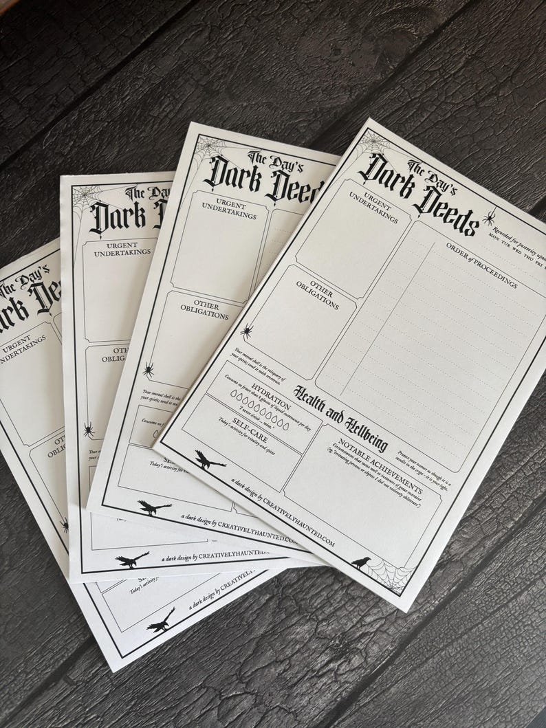 K&ouml;nnte beinhalten: Ein Stapel wei&szlig;er Papierb&ouml;gen mit schwarzem Text und Illustrationen. Jeder Bogen tr&auml;gt den Titel "The Day's Dark Deeds" und enth&auml;lt Abschnitte f&uuml;r dringende Aufgaben, andere Verpflichtungen sowie Gesundheit und Wohlbefinden. Das Design umfasst Spinnweben und Rabenillustrationen.