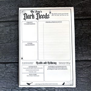 K&ouml;nnte beinhalten: Ein wei&szlig;er Notizblock mit schwarzem Text, betitelt "The Day's Dark Deeds". Er enth&auml;lt Abschnitte f&uuml;r dringende Aufgaben, sonstige Verpflichtungen und die Reihenfolge der Verfahren. Enth&auml;lt Abschnitte f&uuml;r Fl&uuml;ssigkeitszufuhr, Selbstpflege und bemerkenswerte Leistungen.