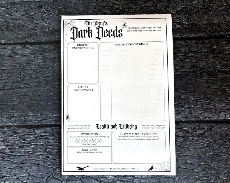 K&ouml;nnte beinhalten: Ein wei&szlig;er Notizblock mit schwarzem Text, betitelt "The Day's Dark Deeds". Er enth&auml;lt Abschnitte f&uuml;r dringende Aufgaben, sonstige Verpflichtungen und die Reihenfolge der Verfahren. Enth&auml;lt Abschnitte f&uuml;r Fl&uuml;ssigkeitszufuhr, Selbstpflege und bemerkenswerte Leistungen.