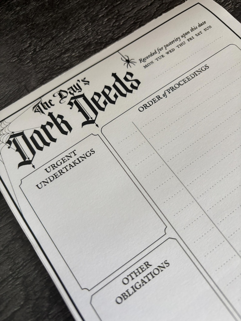 K&ouml;nnte beinhalten: Eine schwarz-wei&szlig;e Journalseite mit dem Titel "The Day's Dark Deeds". Die Seite enth&auml;lt Abschnitte f&uuml;r "Urgent Undertakings", "Order of Proceedings" und "Other Obligations". Ein Spinnennetz und eine Spinne sind Teil des Designs. Der Text "Recorded for posterity upon this date" ist ebenfalls vorhanden.