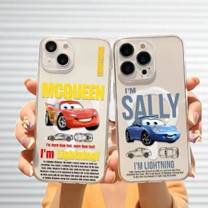 Può includere: Due custodie trasparenti per telefono con personaggi del film Cars. Una custodia ha un'auto da corsa rossa con il nome "MCQUEEN" e il testo "I'm Lightning!". L'altra custodia ha un'auto blu con il nome "SALLY" e il testo "I'm Lightning!".