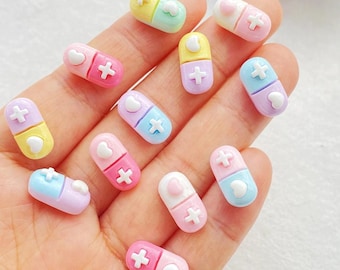 フラットバックピルチャーム30個、かわいいカプセル樹脂カボション、かわいいハートクロスチャーム、クラフト、スライム、ネイルアート、デコデン用品