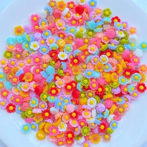 100 pcs of Mini Colorful Daisy Flower Charms for Nail Art and DIY Crafts, Flatback Kawaii Resin Floral Cabochons for Deco and Jewelry