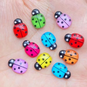 50 piezas de dijes planos de mariquitas de colores: cabujones de resina kawaii para manualidades, adornos de insectos, bisutería y scrapbooking.