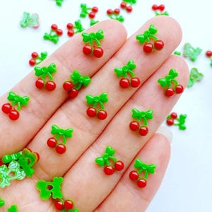 200 piezas de dijes de cereza con base plana: dijes para uñas, adornos kawaii, bisutería DIY, suministros para scrapbooking, dijes de cereza