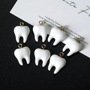 10 peças de lindos pingentes de dente para fazer joias, pingentes de presente para dentista, pingente de molar branco para artesanato de resina ou chaveiro
