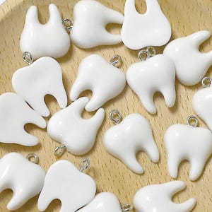 10 peças de pingentes de dente para joias, pingente de molar branco, pingente de presente de dentista, joias de higienista dental, conta de dente para pulseiras e colares DIY