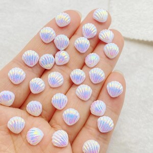 100 peças de pingentes cabochão iridescentes em formato de concha, miniaturas de conchas com base plana em resina, enfeites para artesanato de joias DIY com tema de praia.