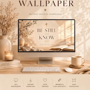 K&ouml;nnte beinhalten: Ein Desktop-Computer zeigt ein Hintergrundbild mit dem Text &bdquo;BE STILL AND KNOW&ldquo; und einem Kreuz. Das Bild enth&auml;lt eine Tastatur, eine Maus, eine Kaffeetasse und dekorative Gegenst&auml;nde. Die Worte &bdquo;CHRISTIAN DESKTOP&ldquo; und &bdquo;WALLPAPER&ldquo; stehen oben. Sofortiger Download.