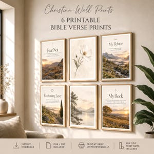 Könnte beinhalten: Ein Set aus sechs rechteckigen Wandbildern mit Bibelversen, Landschaftsfotografien und einer Blumenillustration. Die Drucke enthalten Texte wie Fear Not, My Refuge, Everlasting Love und My Rock und sind in hellen Holzrahmen an einer Wand befestigt.