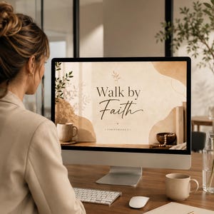 K&ouml;nnte beinhalten: Eine Person arbeitet an einem Holzschreibtisch mit einem Computer. Der Bildschirm zeigt die Worte "Walk by Faith" vor einem neutralen Hintergrund. Eine Tasse, ein Notizbuch und ein Stift befinden sich auf dem Schreibtisch.