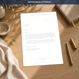 Könnte beinhalten: Eine weiße Geschäftsbriefvorlage mit Platzhaltertext, einschließlich der Überschrift YOUR COMPANY NAME, einer Betreffzeile, Lorem-Ipsum-Textabsätzen und einem Unterschriftenbereich, begleitet von einem goldenen Füllfederhalter und Büroklammern.