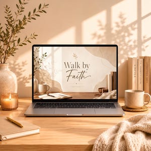 K&ouml;nnte beinhalten: Ein Laptop zeigt die Worte "Walk by Faith" auf seinem Bildschirm, mit einem neutralen Hintergrund. Eine brennende Kerze, eine Tasse, B&uuml;cher und ein Notizbuch mit einem Stift befinden sich auf einem Holztisch. Eine Vase mit Gr&uuml;nzeug ist im Hintergrund.