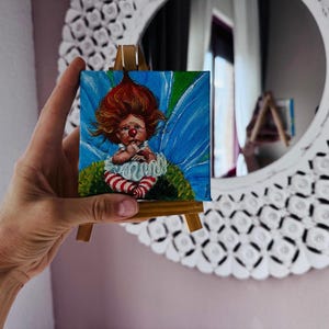 Mini pintura de hada payaso. Pelirroja caprichosa con alas. Arte acrílico original sobre lienzo. Miniatura de 10 x 10 cm. Coleccionable con caballete. Firmada por