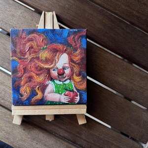 Mini Payasita - Pelirroja caprichosa con manzana - Arte acrílico original sobre lienzo - Pequeña pieza de colección con caballete - Firmada por el artista