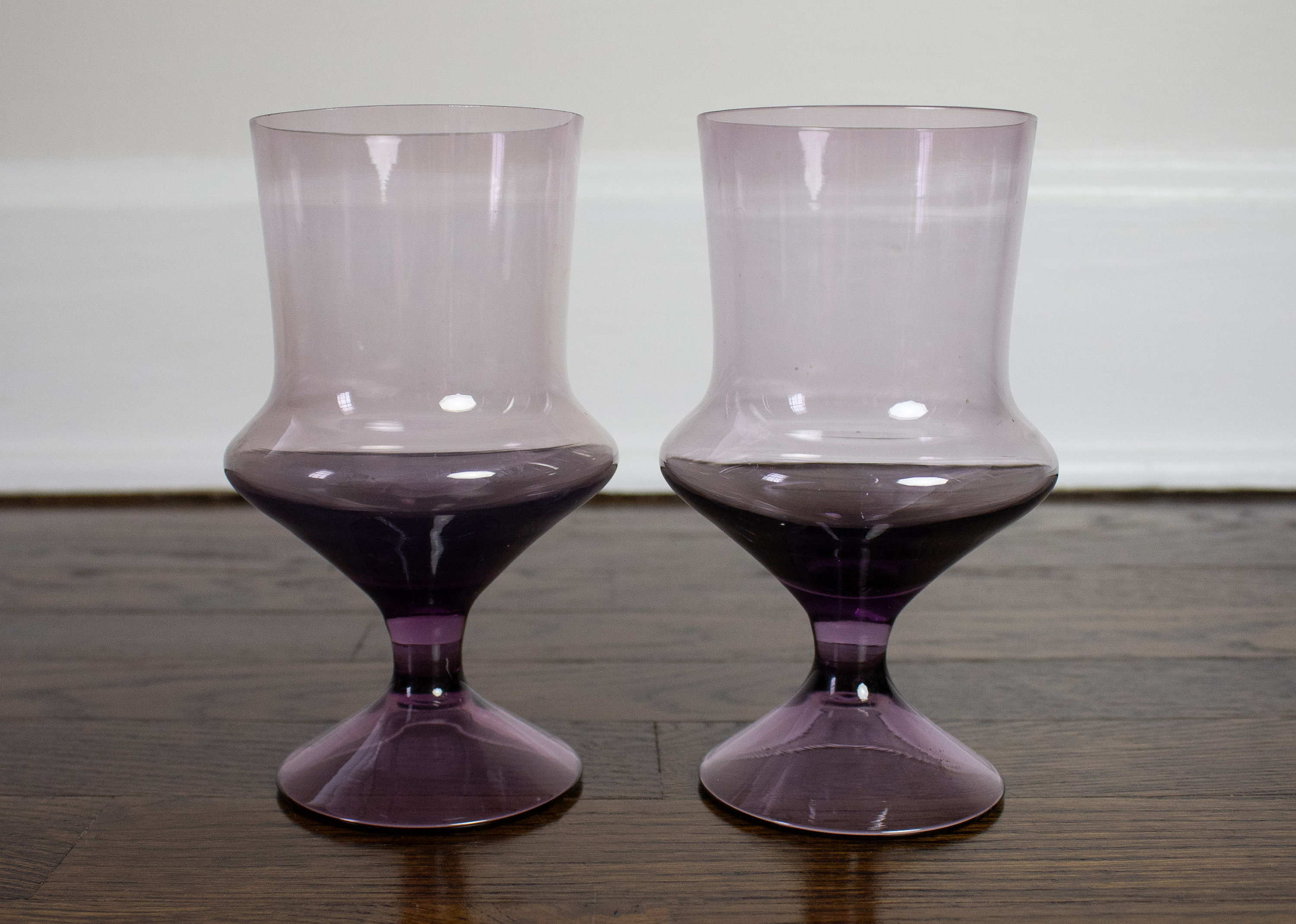 Paar Mid-Century Flare Weingläser von Denby-Milnor Aseda Glasburk Sweden Amethyst Glas