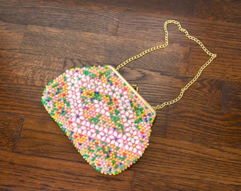 Vintage 1960s multicolor cuentas rosa pequeño beso cierre bolso con mango de cadena