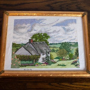 Vintage cottage landschap kruissteek met antieke koperen lijst