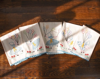 Vintage handgeborduurde keukentheedoeken met meisjes en ballonnen, set van 5