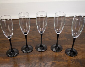 Vintage 1980s Luminarc Frankreich schwarzes Glas mit Stiel Champagnerflöte Gläser 5er Set
