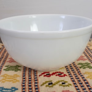 Vintage Pyrex Opal White Mixing Bowl 403 2.5 Quarts