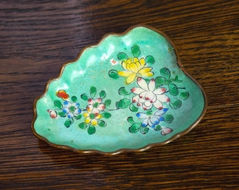 Antiek Kantons Chinees emaillewerk met de hand beschilderd turkoois bloemenschaaltje met schulprand