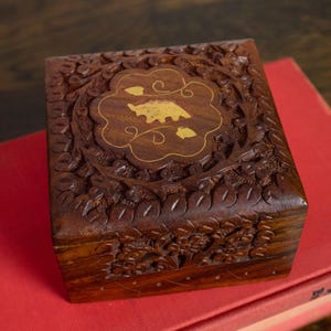 Caja vintage de palisandro indio tallada a mano con elefante de latón incrustado