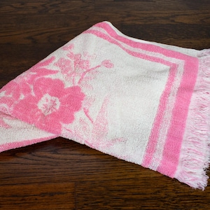 Vintage Royal Family by Cannon Pink & White Floral Bath Towel