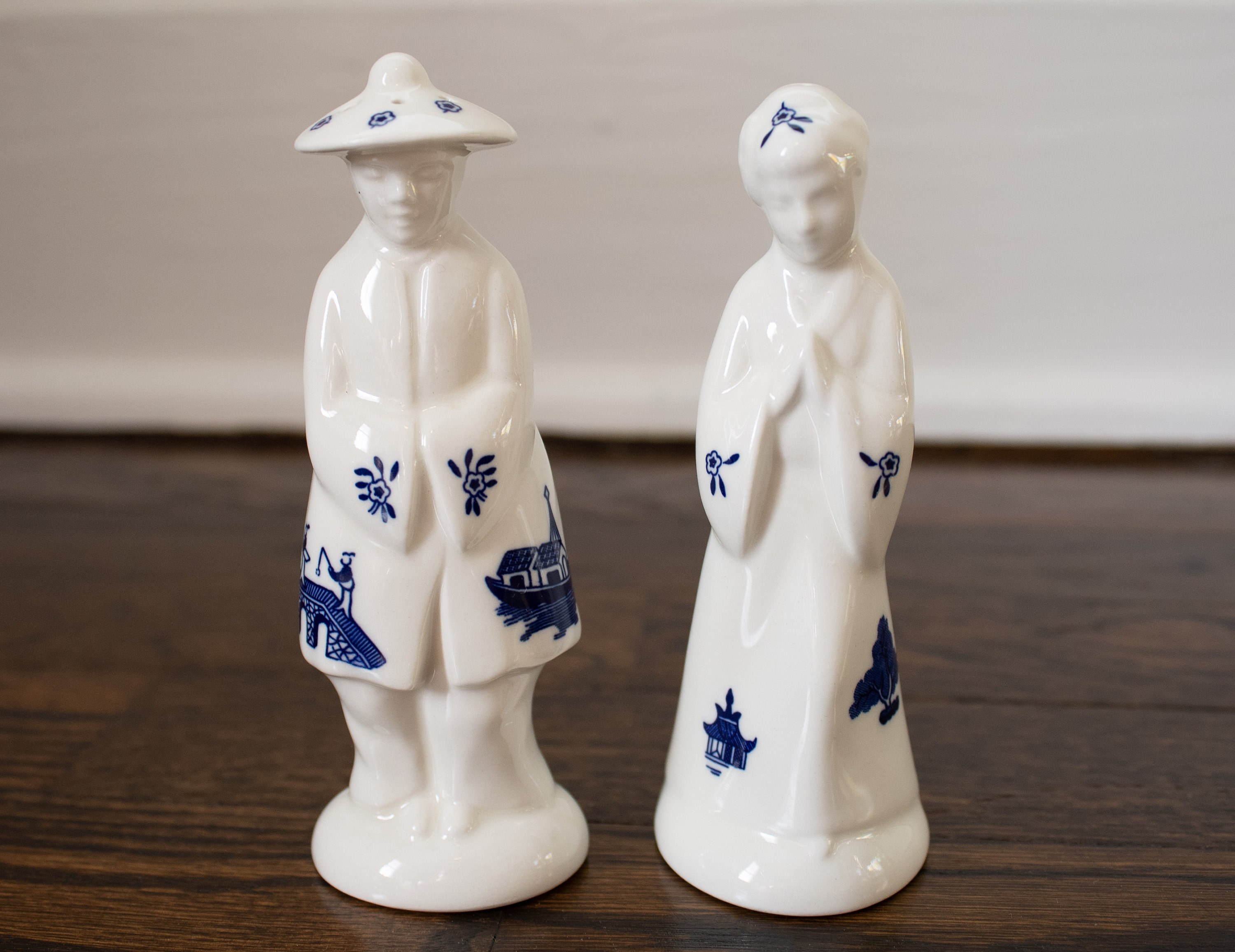 Blue willow salt and pepper shaker hotsell