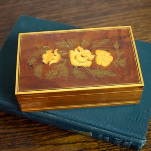 Vintage Reuge Italian Wooden Inlaid Floral Hinged Box