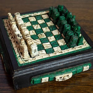 Juego de ajedrez vintage mini estilo maya azteca verde y blanco