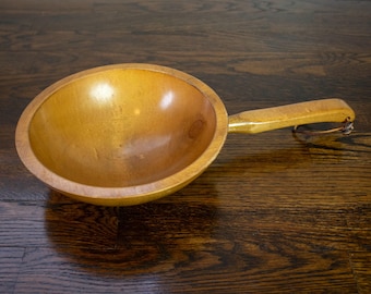 Tigela suspensa de madeira vintage da Munising Studios com alça.