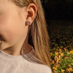 Kleine Herz Ohrringe für Mädchen in zarten Farben, besonderer Schmuck für Mädchen, Hypoallergen, Kleine Leichte Ohrringe Mädchen, Gold Blau Bild 7