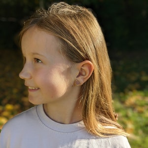Kleine Herz Ohrringe für Mädchen in zarten Farben, besonderer Schmuck für Mädchen, Hypoallergen, Kleine Leichte Ohrringe Mädchen, Gold Blau Bild 6