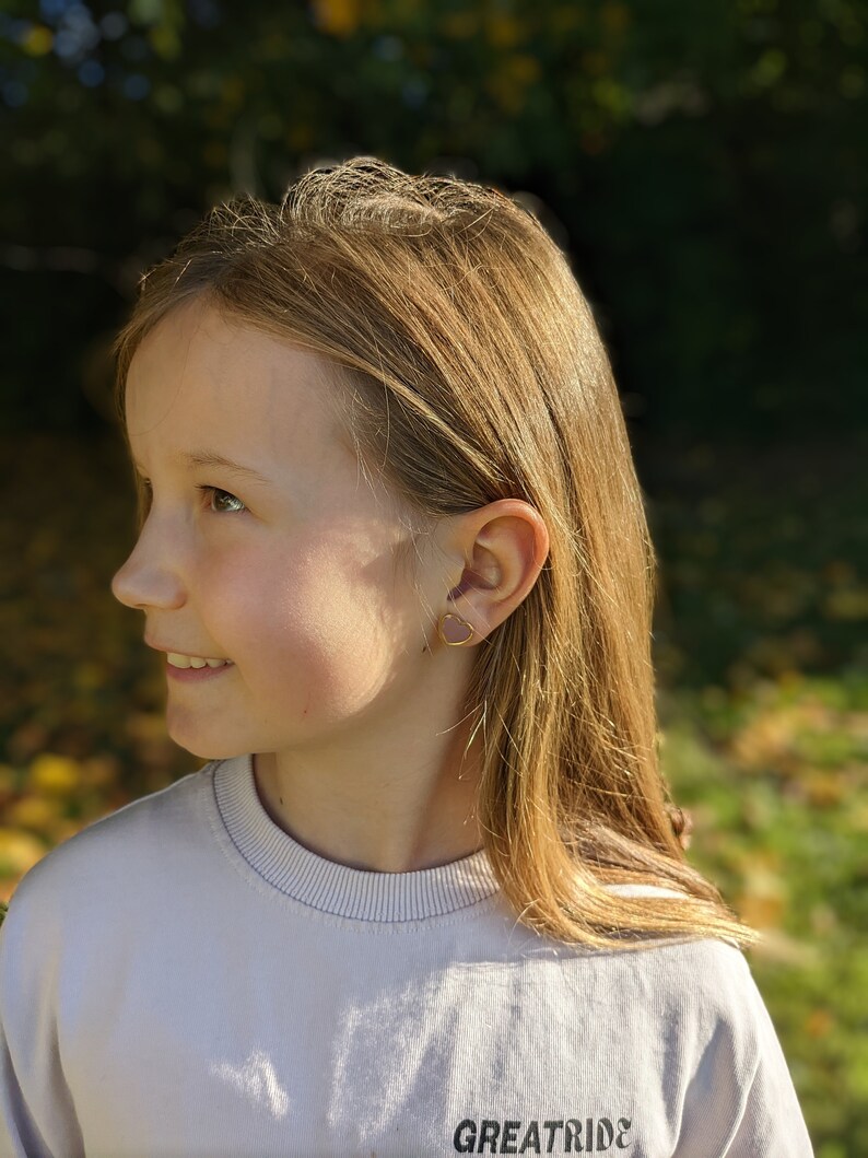 Kleine Herz Ohrringe für Mädchen in zarten Farben, besonderer Schmuck für Mädchen, Hypoallergen, Kleine Leichte Ohrringe Mädchen, Gold Blau Bild 6