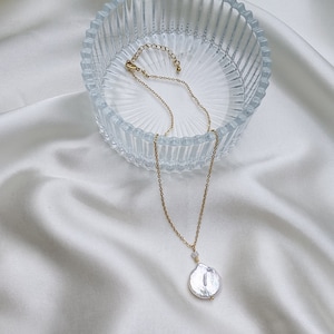 Feine Kette mit Keshi Perle | Kette mit Anhänger | | Runde flache Perle | goldene Zarte Kette | wasserfeste Kette Gold | Geschenk Freundin