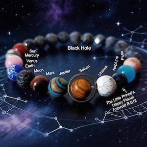 Könnte beinhalten: Ein Perlenarmband mit verschiedenfarbigen Steinen, die das Sonnensystem darstellen, beschriftet mit Texten wie Sun, Mercury, Venus, Earth, Moon, Mars, Jupiter, Saturn, Uranus, Neptune, Pluto, Black Hole und The Little Prince's Happy Planet Asteroid B-612.