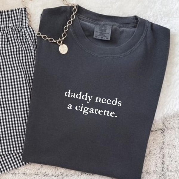 Camisa Comfort Colors® "Papá necesita un cigarrillo". Camiseta divertida. Humor sarcástico. Humor mordaz. Camiseta unisex divertida. Chica estética. Chica moderna.