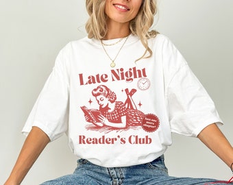 Club de Lectores Nocturnos. Camiseta para amantes de los libros. Camiseta de regalo para lectores. Camiseta de regalo para lectores. Colores cómodos. Mujer leyendo vintage.