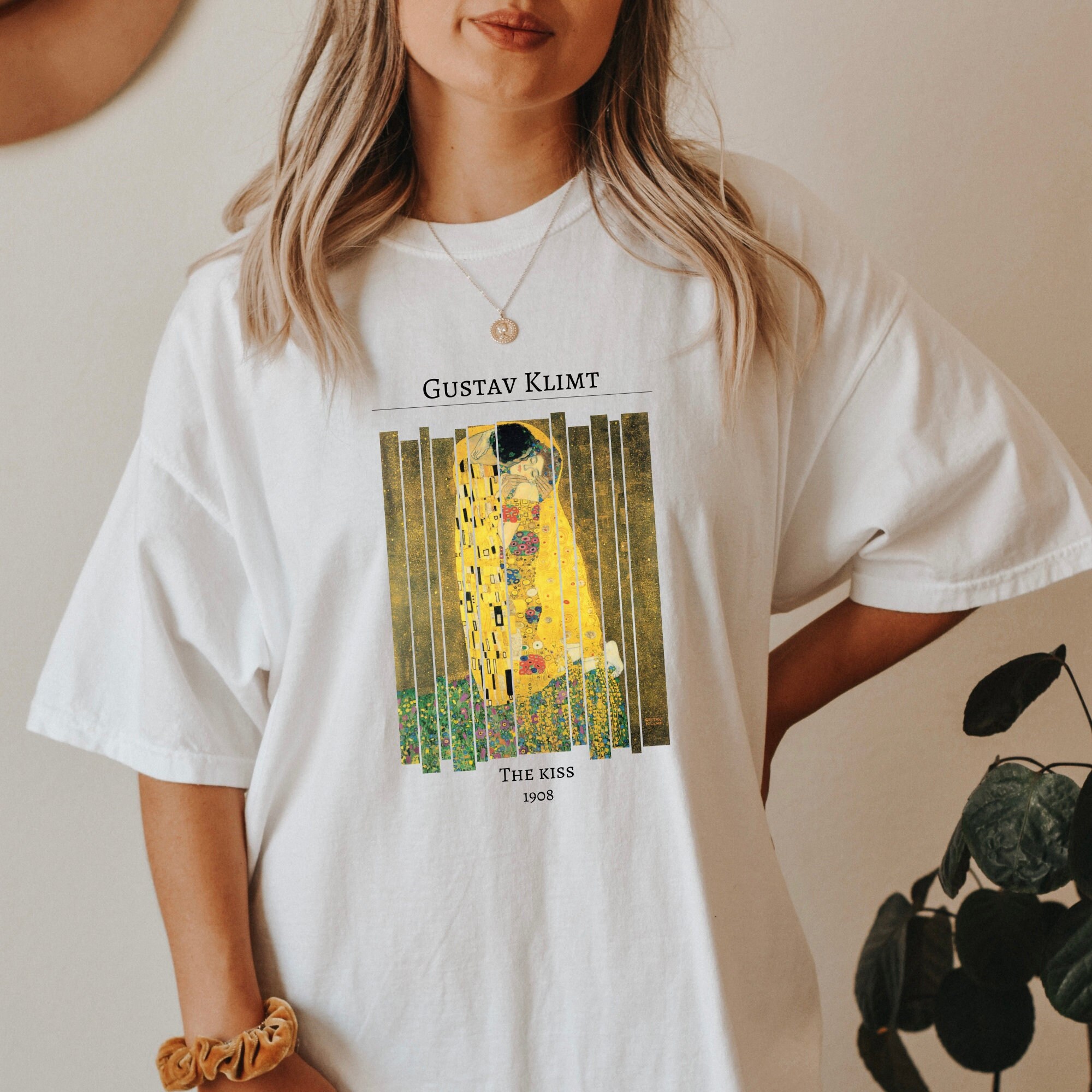 Gustav Klimt the Kiss Comfort Colors Shirt. Artsy Shirt. Oversized
