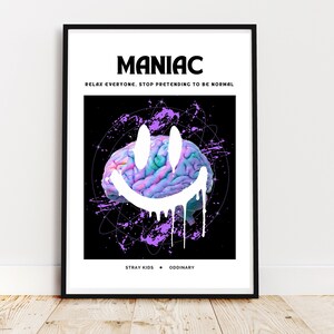 Może przedstawiać: Czarno-biały plakat z napisem "MANIAC" w pogrubionych białych literach. Pod napisem "MANIAC" znajduje się tekst "RELAX EVERYONE. STOP PRETENDING TO BE NORMAL". Plakat przedstawia kolorowy mózg z narysowaną na nim białą buźką uśmiechniętą. Na dole plakatu znajduje się tekst "STRAY KIDS - ODDINARY".