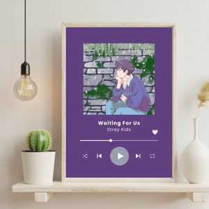 Może przedstawiać: Fioletowy cyfrowy odtwarzacz muzyki z kreskówkowym obrazkiem osoby siedzącej na kamiennym murze z winoroślą i kwiatami. Odtwarzacz muzyki wyświetla tytuł utworu "Waiting For Us" zespołu Stray Kids.