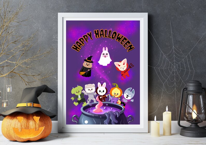 Pode incluir: Um fundo roxo com o texto "Happy Halloween" em um c&iacute;rculo branco. H&aacute; seis animais de desenho animado vestidos com fantasias de Halloween em torno de um caldeir&atilde;o com l&iacute;quido roxo. Os animais incluem uma bruxa, um fantasma, um diabo, uma m&uacute;mia, um coelho e um pintinho.