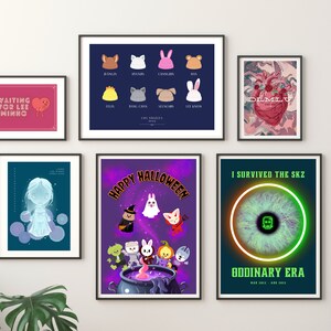 Pode incluir: Uma galeria de parede com nove impress&otilde;es emolduradas com v&aacute;rios designs. As impress&otilde;es incluem um cora&ccedil;&atilde;o com o texto "Waiting for Lee Minho", um grupo de animais de desenho animado com o texto "Happy Halloween", um olho de desenho animado com o texto "I Survived the SKZ Ordinary Era", um cora&ccedil;&atilde;o com o texto "DMLV", e um grupo de animais de desenho animado com o texto "Los Angeles 2023".