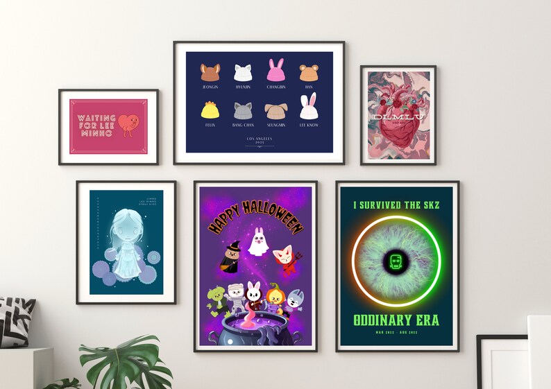 Pode incluir: Uma galeria de parede com nove impress&otilde;es emolduradas com v&aacute;rios designs. As impress&otilde;es incluem um cora&ccedil;&atilde;o com o texto "Waiting for Lee Minho", um grupo de animais de desenho animado com o texto "Happy Halloween", um olho de desenho animado com o texto "I Survived the SKZ Ordinary Era", um cora&ccedil;&atilde;o com o texto "DMLV", e um grupo de animais de desenho animado com o texto "Los Angeles 2023".
