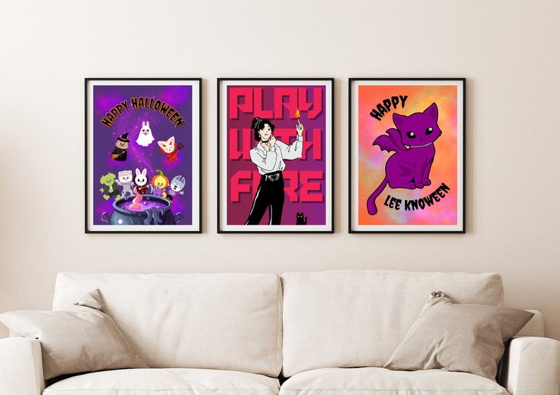 Pode incluir: Tr&ecirc;s impress&otilde;es emolduradas com um tema de Halloween. A impress&atilde;o da esquerda apresenta um fundo roxo com um caldeir&atilde;o e personagens de desenhos animados. A impress&atilde;o do meio apresenta um fundo rosa com uma mulher segurando um f&oacute;sforo e o texto "PLAY WITH FIRE". A impress&atilde;o da direita apresenta um fundo laranja com um gato roxo com asas e o texto "HAPPY LEE KNOWWEEN".