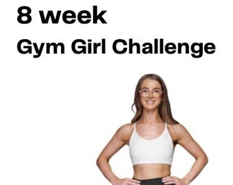 Puede incluir: Una mujer con un sujetador deportivo blanco y pantalones cortos negros se para con las manos en las caderas. El texto "8 week Gym Girl Challenge" está por encima de ella y el texto "FIT BY LT PERSONAL TRAINER" está por encima de eso. Un círculo amarillo está en la esquina inferior izquierda de la imagen.