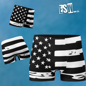 Könnte beinhalten: Schwarz-weiße Boxershorts mit einem abgenutzten amerikanischen Flaggenmuster. Die Flagge ist in der Mitte geteilt, mit Sternen auf der einen Seite und Streifen auf der anderen.